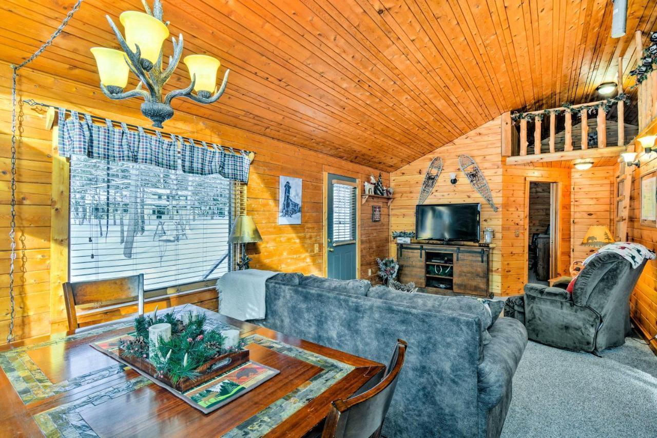 Cozy Manistique Cabin With Deck, Grill And Fire Pit! Villa Bagian luar foto