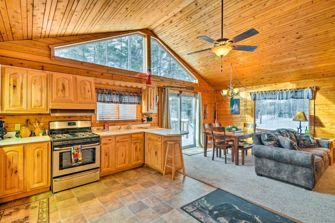 Cozy Manistique Cabin With Deck, Grill And Fire Pit! Villa Bagian luar foto