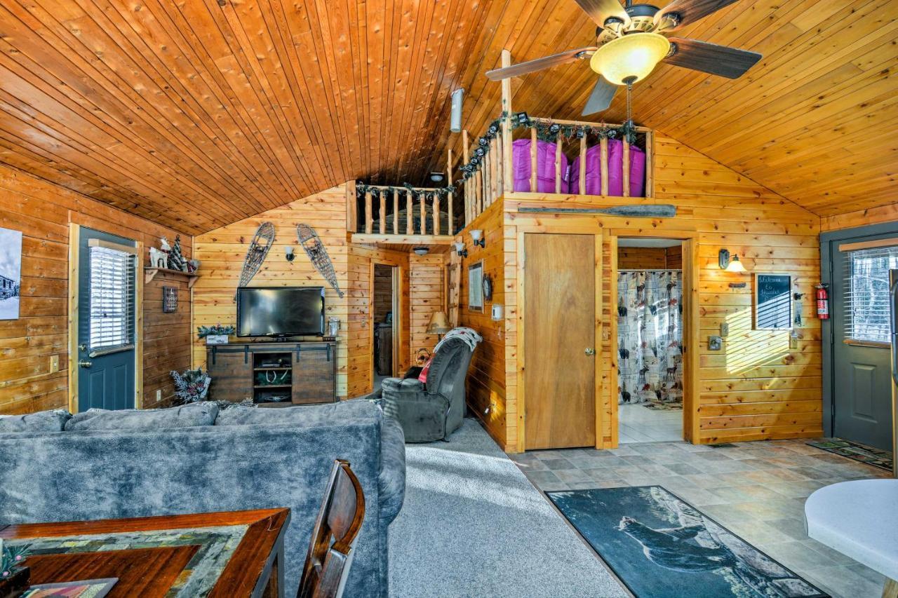 Cozy Manistique Cabin With Deck, Grill And Fire Pit! Villa Bagian luar foto