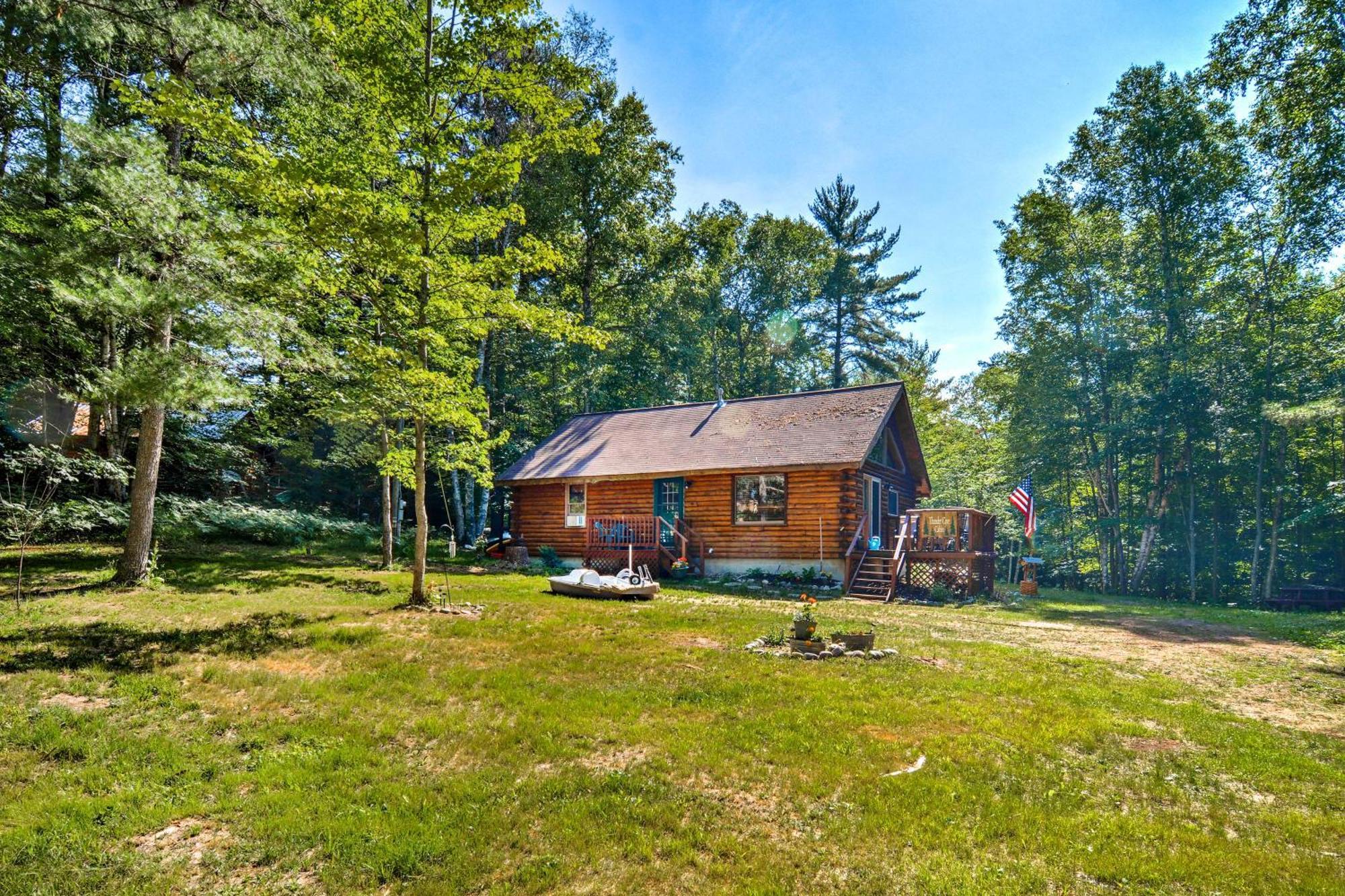 Cozy Manistique Cabin With Deck, Grill And Fire Pit! Villa Bagian luar foto