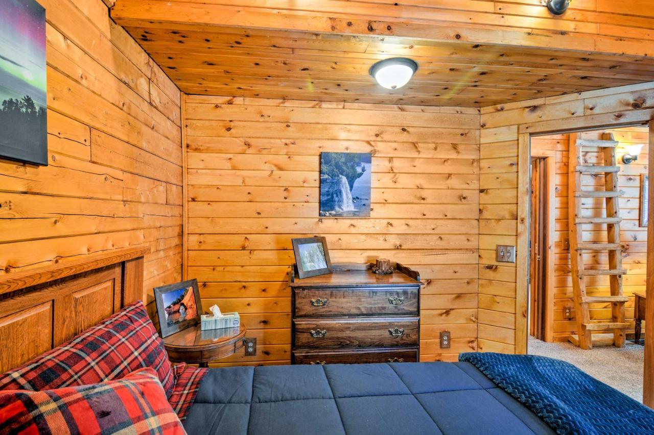 Cozy Manistique Cabin With Deck, Grill And Fire Pit! Villa Bagian luar foto