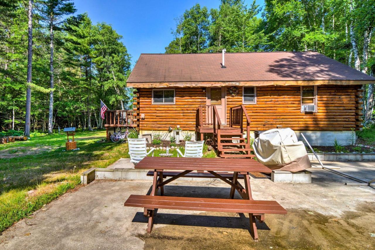 Cozy Manistique Cabin With Deck, Grill And Fire Pit! Villa Bagian luar foto