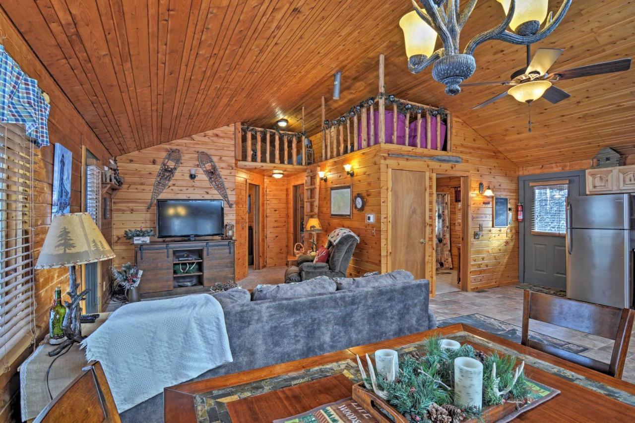 Cozy Manistique Cabin With Deck, Grill And Fire Pit! Villa Bagian luar foto